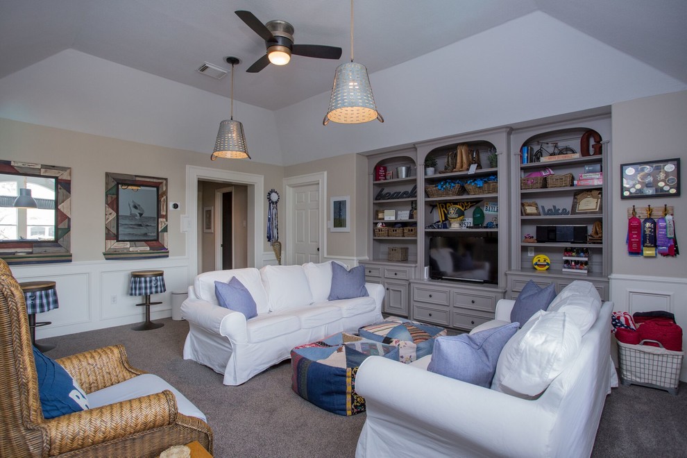 Foto di un piccolo soggiorno stile marinaro chiuso con sala giochi, pareti grigie, moquette, parete attrezzata e pavimento grigio