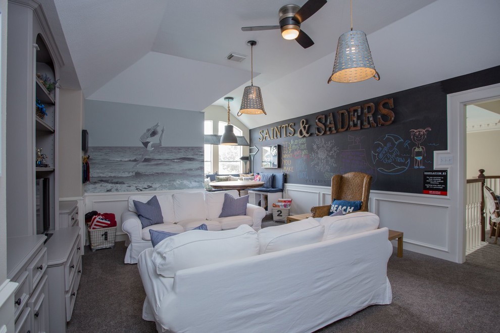 На фото: маленькая изолированная комната для игр в морском стиле с серыми стенами, ковровым покрытием, мультимедийным центром и серым полом для на участке и в саду