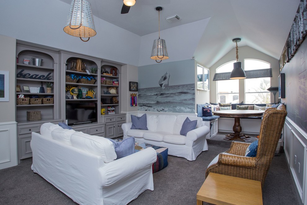 Idee per un piccolo soggiorno stile marinaro chiuso con sala giochi, pareti grigie, moquette, parete attrezzata e pavimento grigio