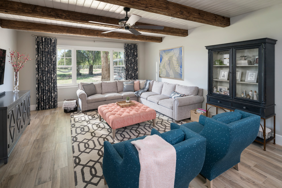 Mittelgroßes, Offenes Landhausstil Wohnzimmer mit grauer Wandfarbe, Keramikboden, TV-Wand und braunem Boden in Phoenix
