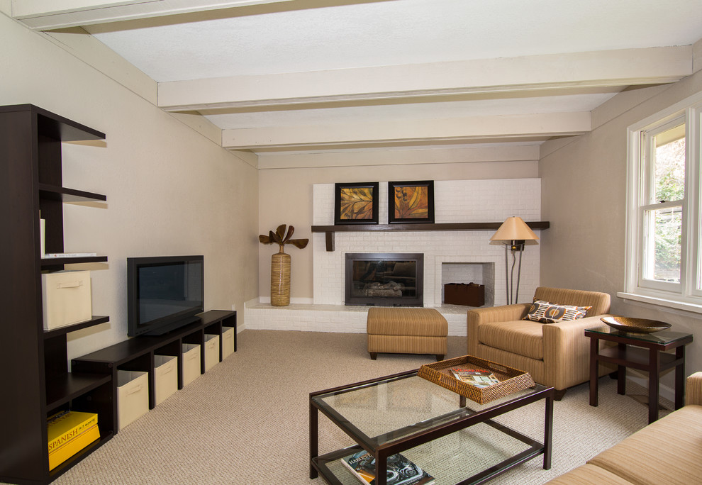 Источник вдохновения для домашнего уюта: гостиная комната в современном стиле с ковровым покрытием, стандартным камином и фасадом камина из кирпича