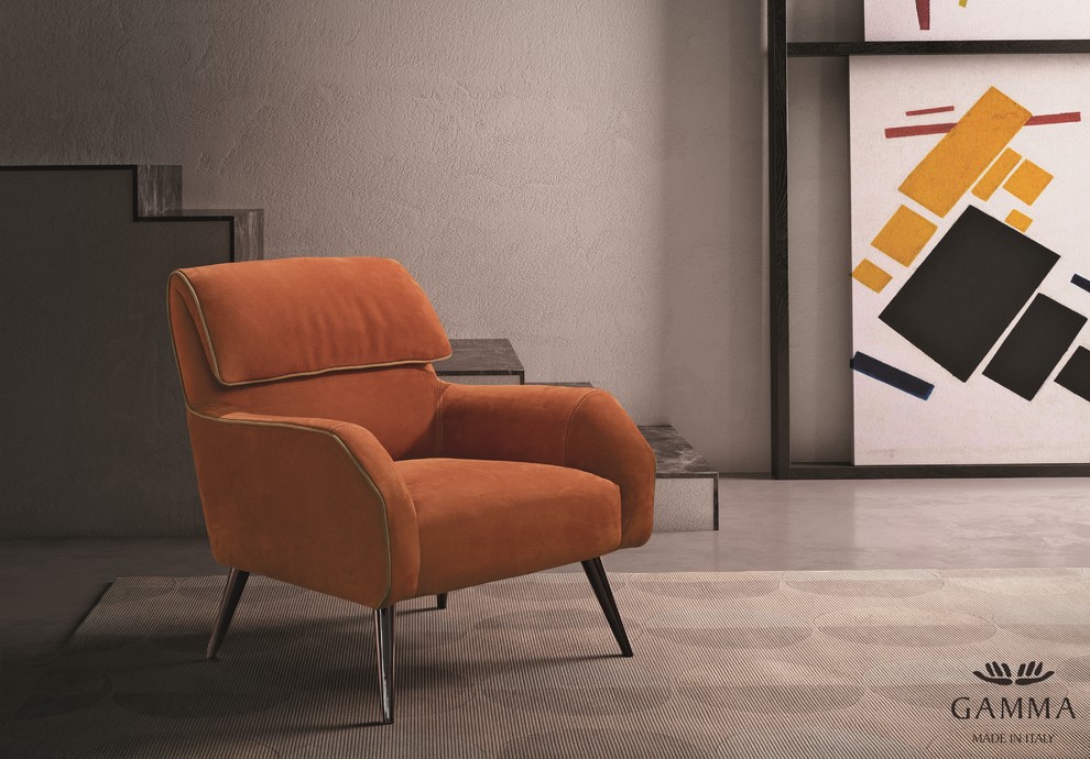 Immagine di un grande soggiorno moderno aperto con pareti beige, pavimento in cemento, nessuna TV e pavimento grigio