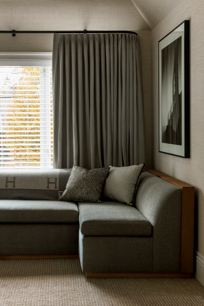 Immagine di un ampio soggiorno classico aperto con pareti beige, moquette, camino classico, cornice del camino in mattoni e TV a parete