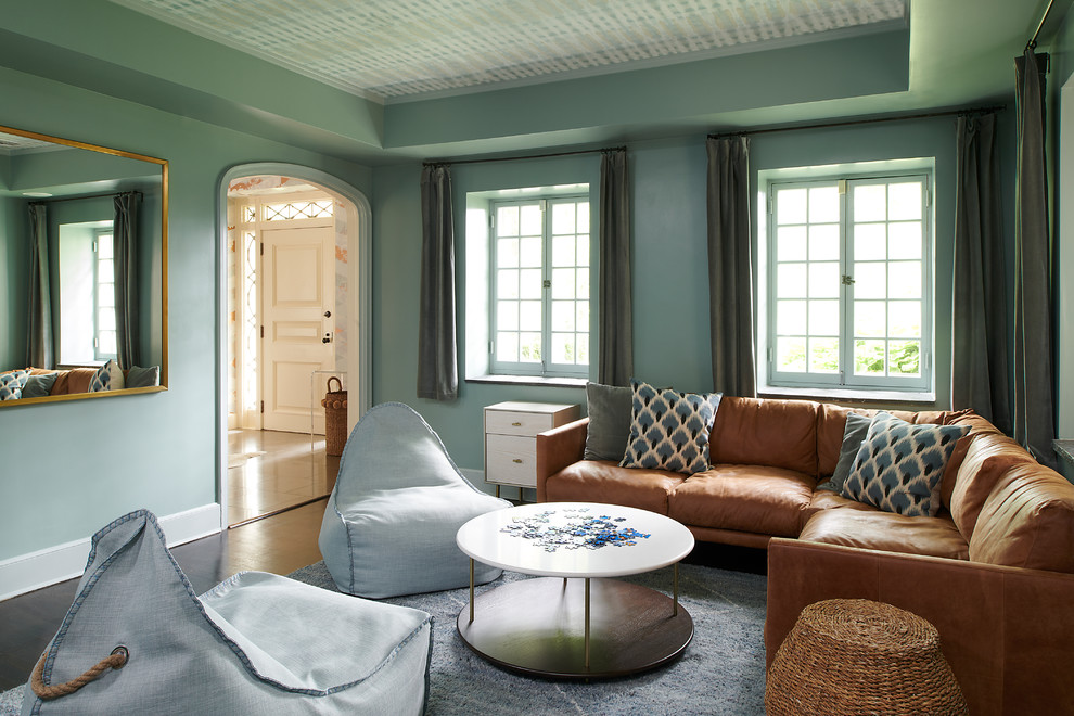 Стильный дизайн: гостиная комната в стиле неоклассика (современная классика) с зелеными стенами, темным паркетным полом и коричневым полом - последний тренд