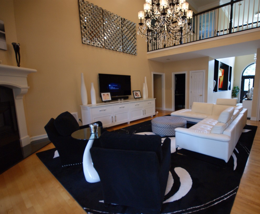Пример оригинального дизайна: открытая гостиная комната в современном стиле с бежевыми стенами, светлым паркетным полом и отдельно стоящим телевизором
