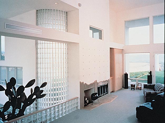 Inspiration för mellanstora moderna allrum på loftet, med vita väggar, heltäckningsmatta och en standard öppen spis