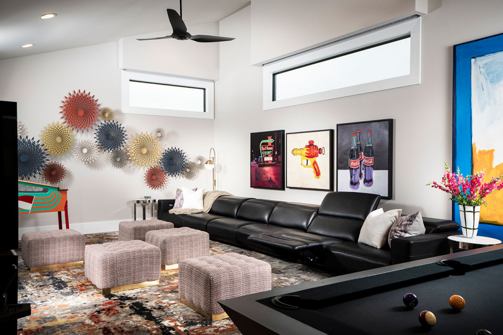 Geräumiger, Abgetrennter Moderner Hobbyraum mit weißer Wandfarbe, Teppichboden, buntem Boden und gewölbter Decke in Sonstige