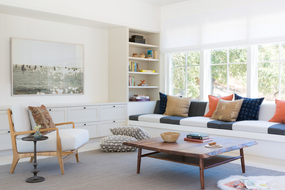 Fernseherloses Country Wohnzimmer ohne Kamin mit weißer Wandfarbe in San Francisco