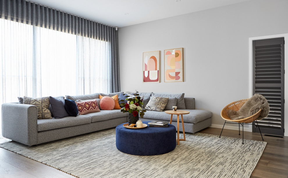 Großes Modernes Wohnzimmer mit freistehendem TV in Melbourne