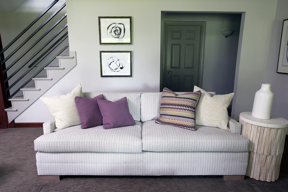Modelo de sala de estar clásica renovada con paredes grises, moqueta y pared multimedia