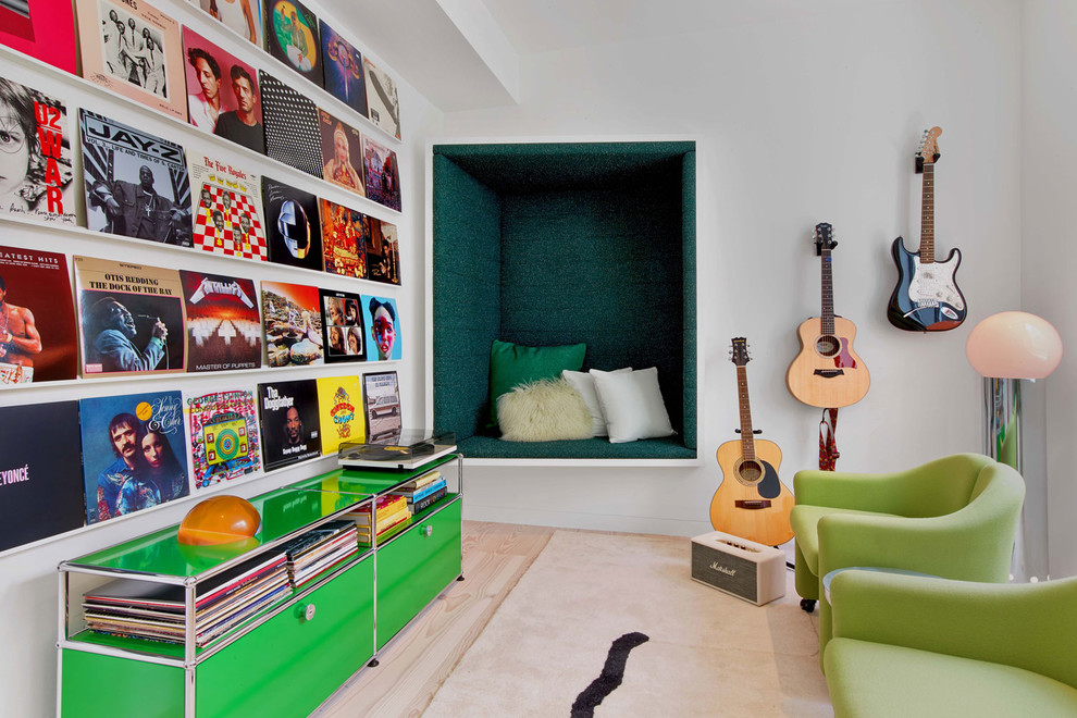 Bild på ett funkis allrum, med ett musikrum, vita väggar, ljust trägolv och beiget golv