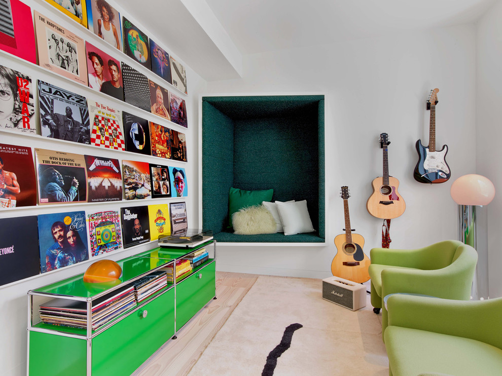 На фото: открытая гостиная комната среднего размера в современном стиле с музыкальной комнатой, белыми стенами, светлым паркетным полом, бежевым полом и ковром на полу без камина, телевизора
