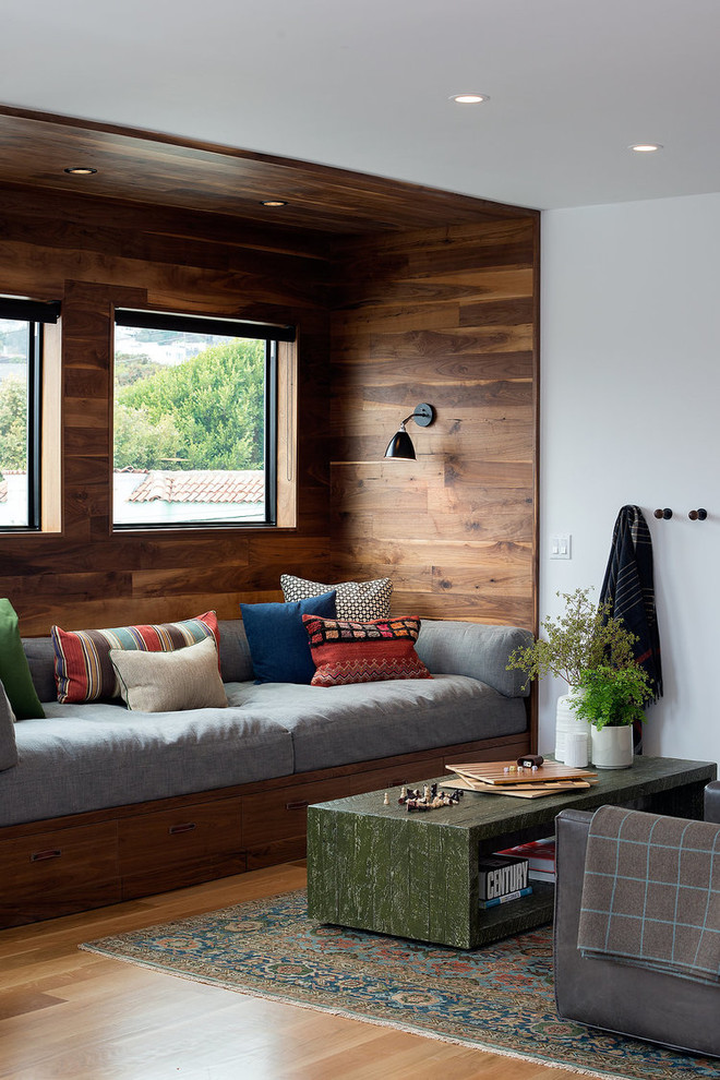 Foto de sala de estar clásica renovada sin chimenea y televisor con paredes blancas y suelo de madera clara
