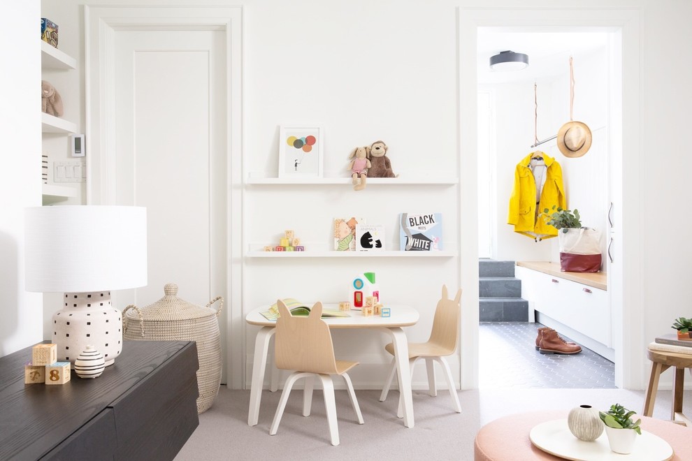 Ispirazione per un piccolo soggiorno minimalista aperto con pareti bianche, moquette e pavimento grigio