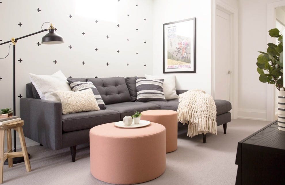 Foto de sala de estar abierta moderna pequeña con paredes blancas, moqueta, televisor colgado en la pared y suelo gris