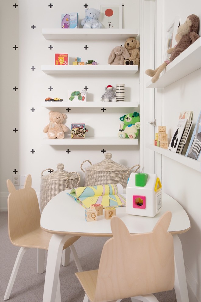 Imagen de sala de estar con biblioteca abierta minimalista pequeña con paredes blancas, moqueta y suelo gris