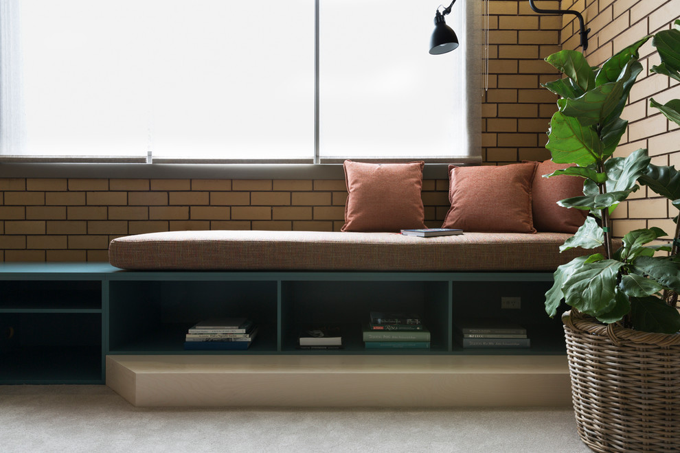 Foto di un piccolo soggiorno minimalista chiuso con sala giochi, moquette e pavimento beige