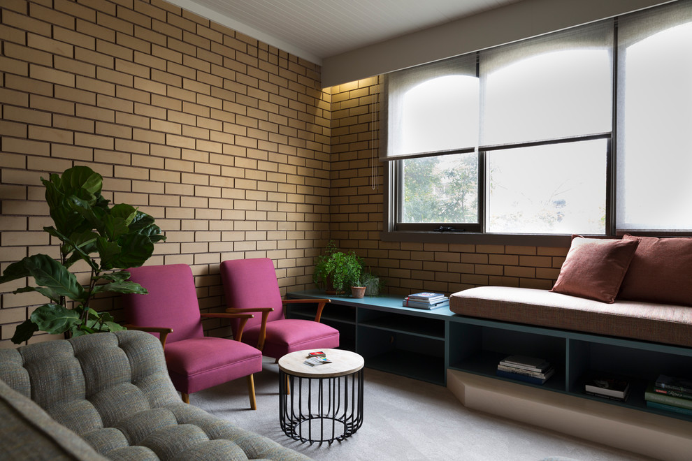 Esempio di un piccolo soggiorno moderno chiuso con sala giochi, moquette e pavimento beige