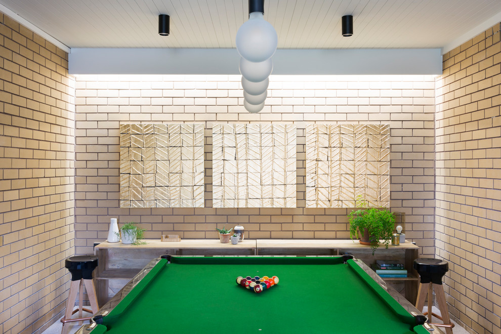 Immagine di un piccolo soggiorno moderno chiuso con sala giochi, moquette e pavimento beige