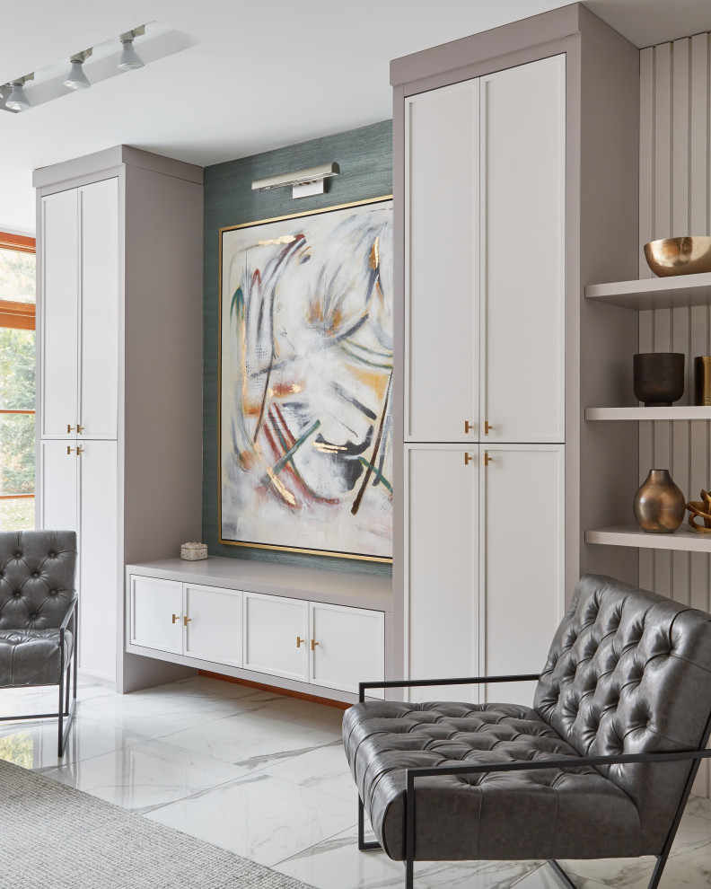 Свежая идея для дизайна: большая изолированная гостиная комната в современном стиле с серыми стенами, полом из керамогранита, белым полом и обоями на стенах - отличное фото интерьера