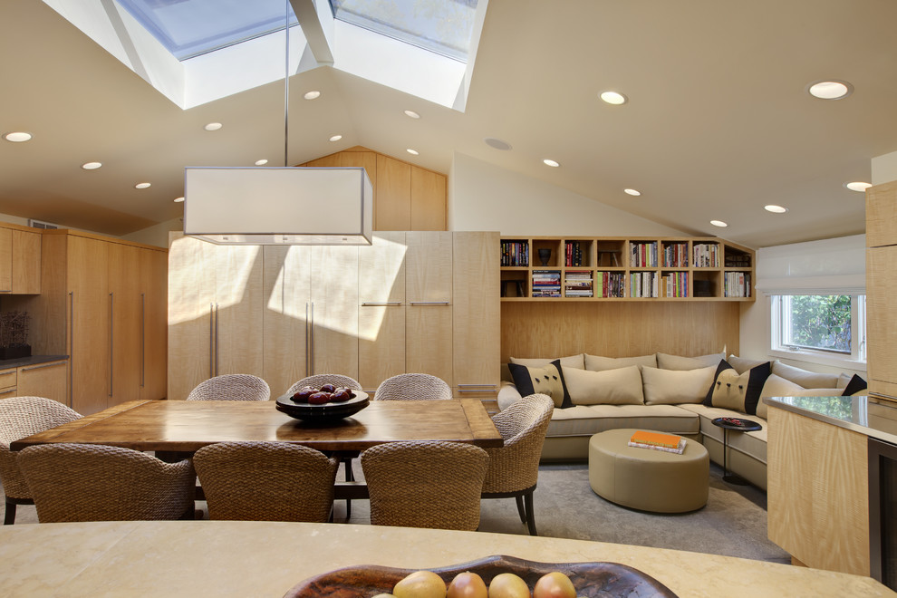 Idee per un soggiorno contemporaneo aperto con pareti beige e moquette