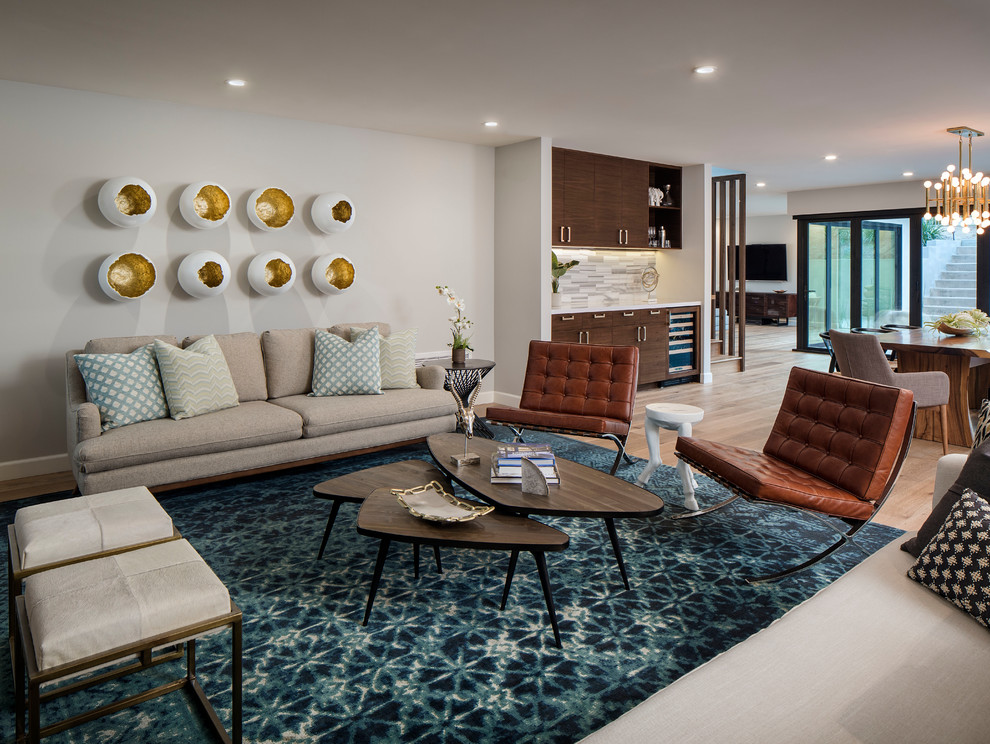 Foto di un soggiorno design aperto con pareti beige e parquet chiaro