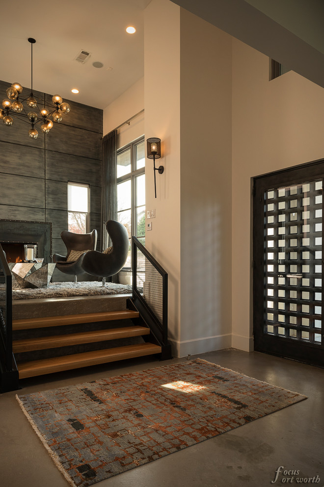 Kleines, Fernseherloses Modernes Wohnzimmer im Loft-Stil mit beiger Wandfarbe, Betonboden, Kamin und Kaminumrandung aus Metall in Dallas