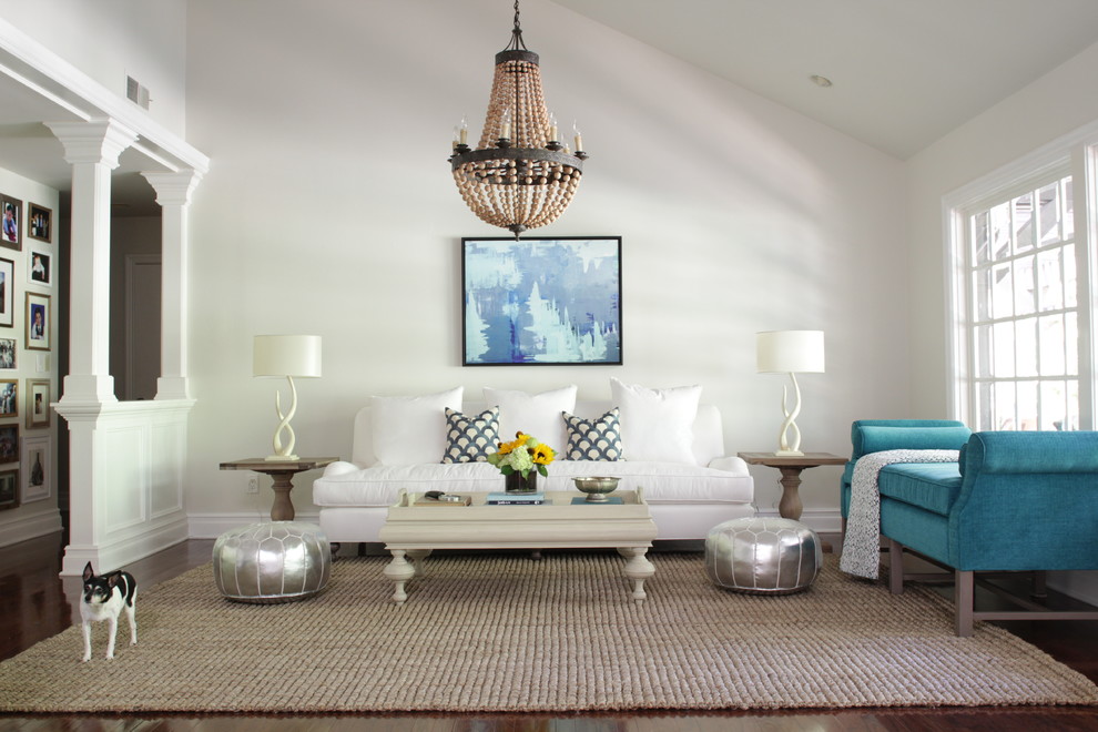 Ejemplo de sala de estar mediterránea grande con paredes blancas y suelo de madera oscura