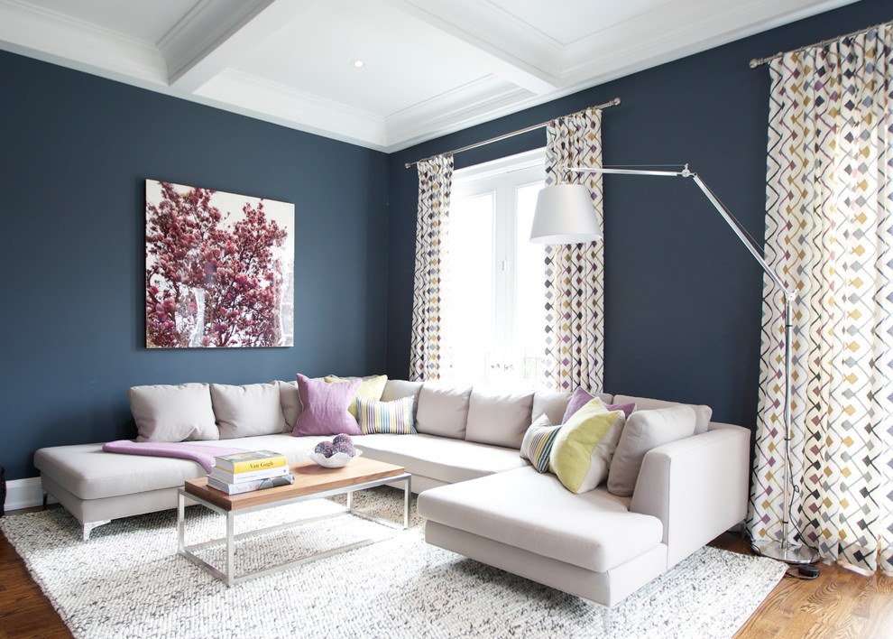 Großes, Abgetrenntes Modernes Wohnzimmer ohne Kamin mit blauer Wandfarbe, braunem Holzboden und TV-Wand in Toronto