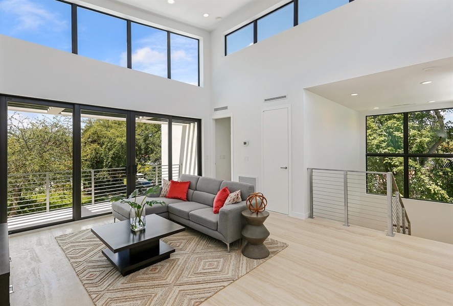 Diseño de sala de estar abierta moderna grande con paredes blancas, suelo de mármol y suelo beige