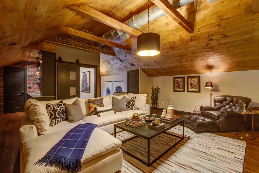 Mittelgroßes Rustikales Wohnzimmer im Loft-Stil, ohne Kamin mit Hausbar, grauer Wandfarbe, dunklem Holzboden, TV-Wand und braunem Boden in Raleigh