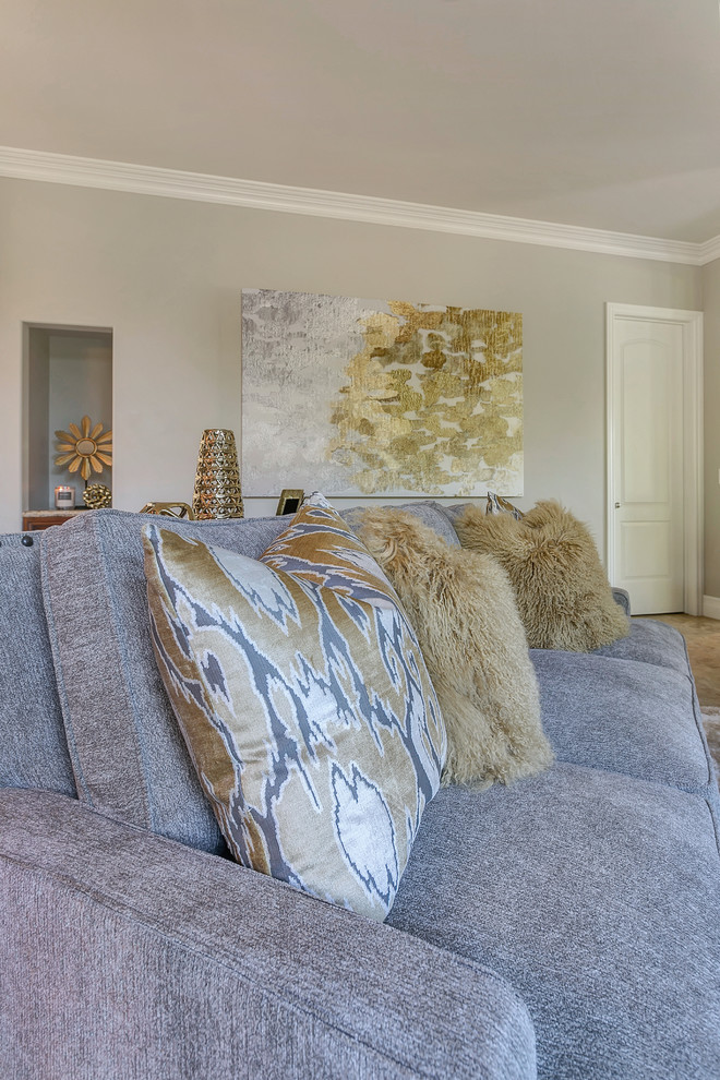 Diseño de sala de estar abierta clásica renovada grande sin televisor con paredes grises, suelo de baldosas de cerámica, chimenea de esquina y marco de chimenea de piedra