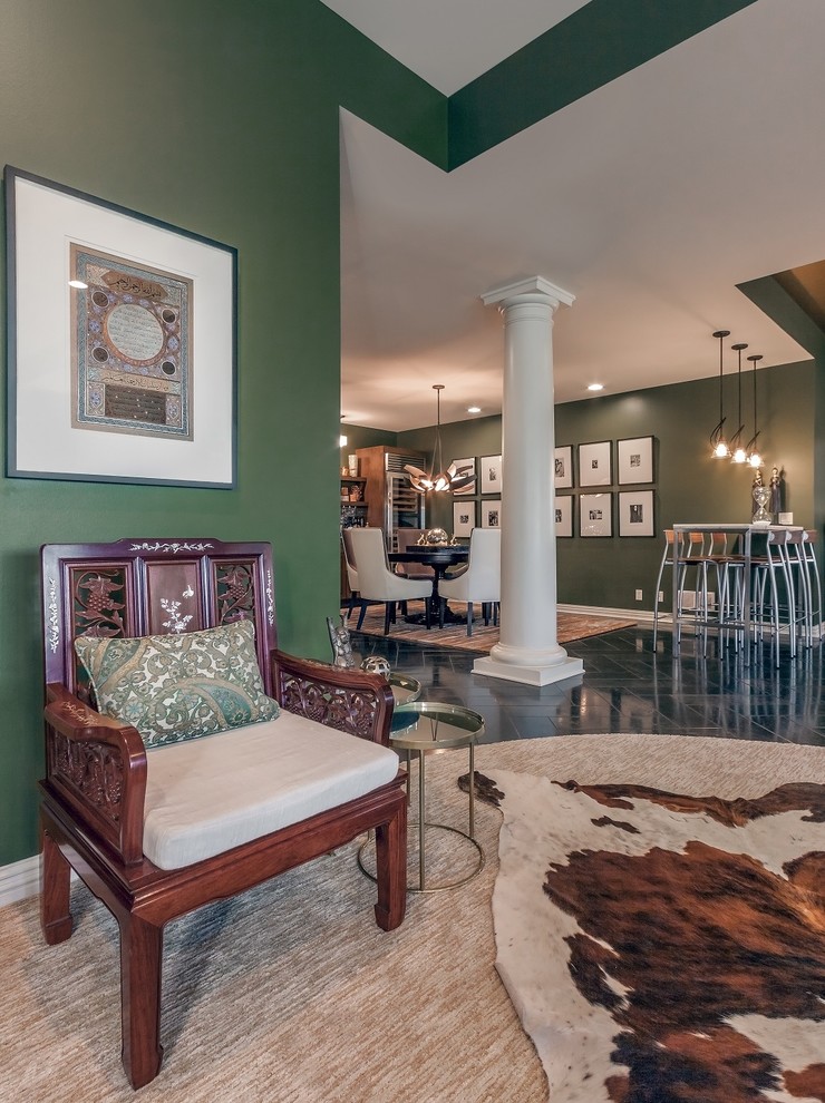 Idée de décoration pour une très grande salle de séjour minimaliste ouverte avec un mur vert, un sol en travertin, une cheminée standard, un manteau de cheminée en brique, salle de jeu et un téléviseur indépendant.