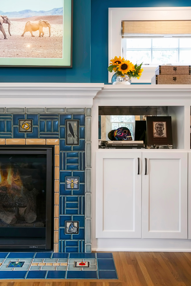 Inredning av ett eklektiskt mellanstort allrum med öppen planlösning, med blå väggar, ljust trägolv, en standard öppen spis, en spiselkrans i trä, en väggmonterad TV och gult golv