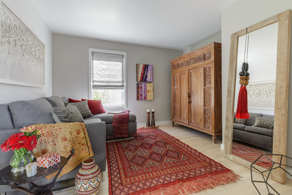 Kleines, Abgetrenntes Eklektisches Wohnzimmer ohne Kamin mit grauer Wandfarbe, hellem Holzboden und verstecktem TV in San Francisco