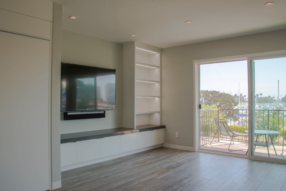 Идея дизайна: открытая гостиная комната среднего размера в стиле модернизм с серыми стенами, полом из керамогранита, телевизором на стене и коричневым полом