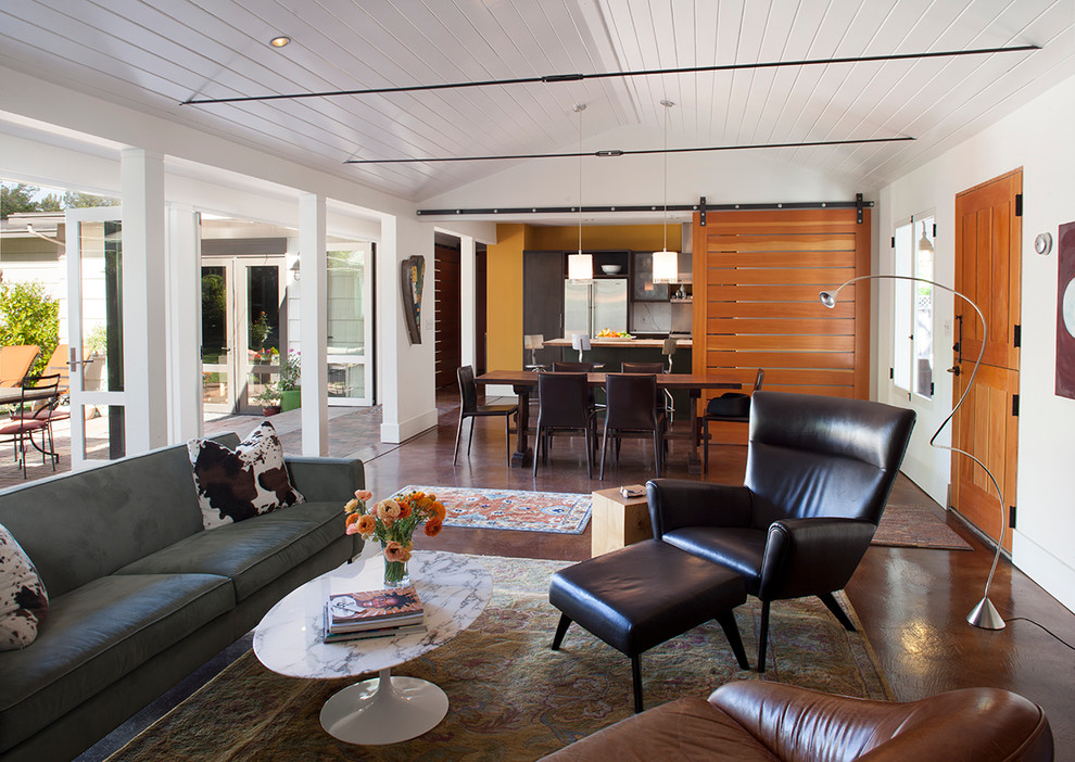 Стильный дизайн: гостиная комната среднего размера в стиле кантри с белыми стенами и бетонным полом - последний тренд