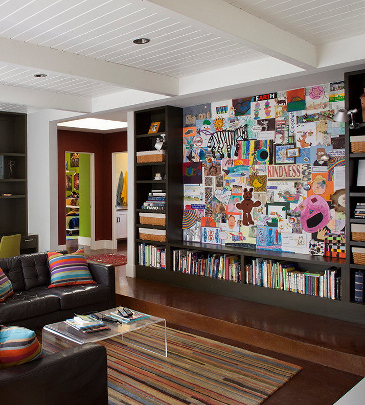 На фото: открытая гостиная комната среднего размера в стиле кантри с разноцветными стенами, бетонным полом и телевизором на стене без камина