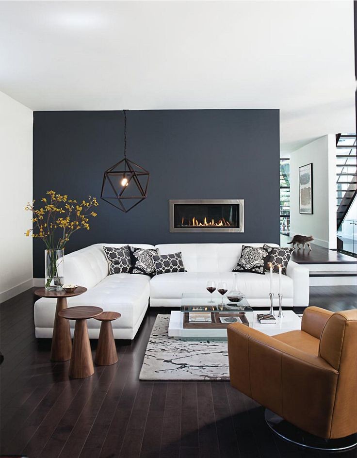 Imagen de sala de estar abierta bohemia grande con paredes blancas, suelo de madera oscura, chimenea lineal, marco de chimenea de metal y suelo marrón