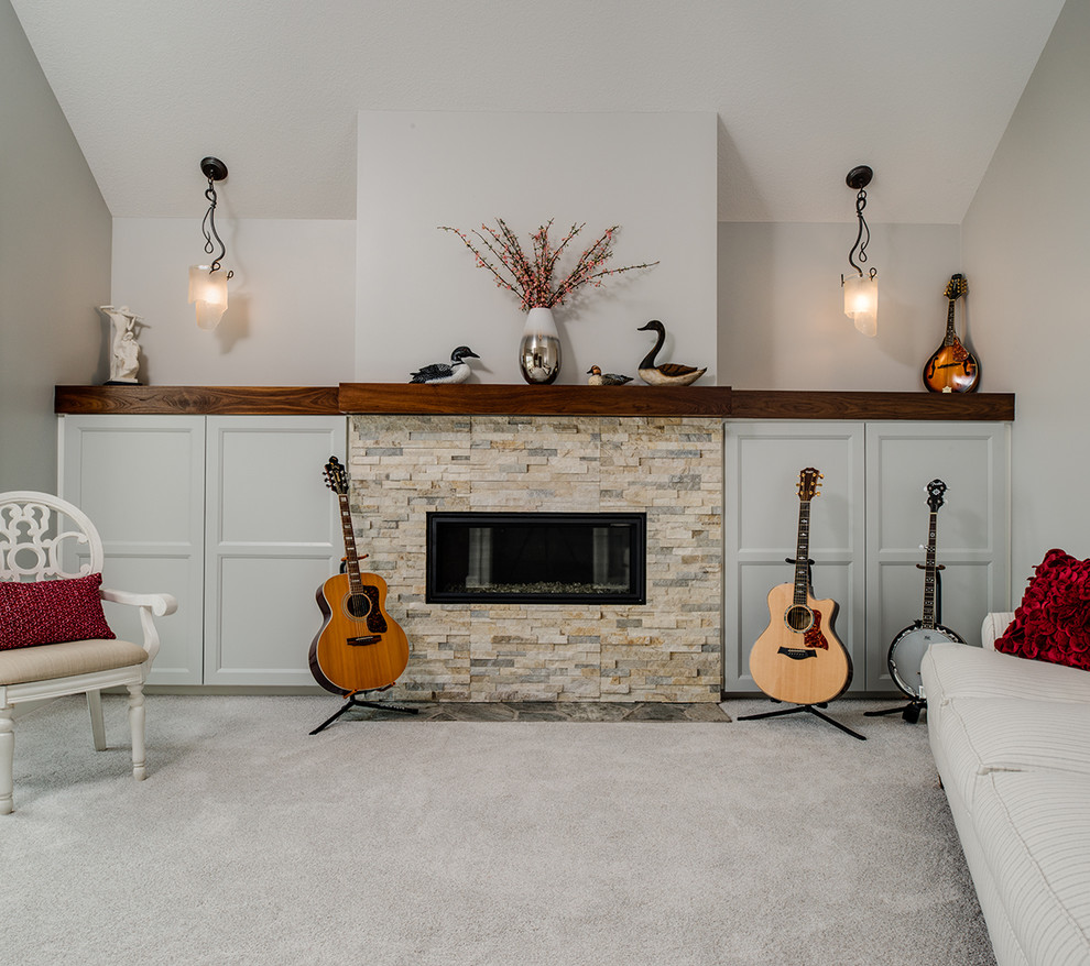 Diseño de sala de estar con rincón musical cerrada contemporánea grande con paredes blancas, moqueta, todas las chimeneas, marco de chimenea de piedra y pared multimedia