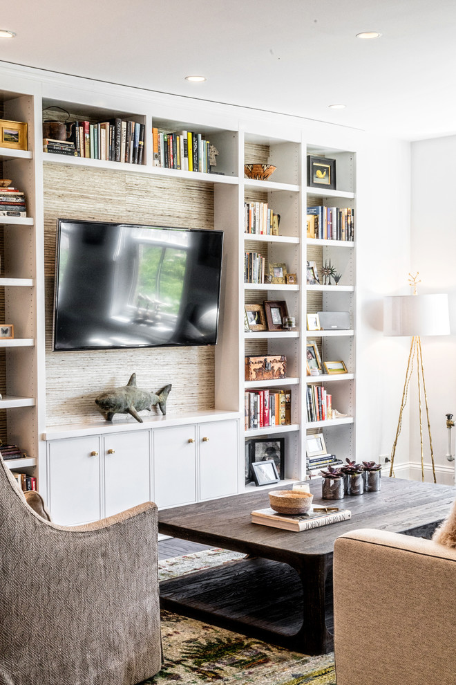 Modelo de sala de estar abierta marinera de tamaño medio sin chimenea con paredes blancas, suelo de madera oscura, televisor colgado en la pared y suelo marrón