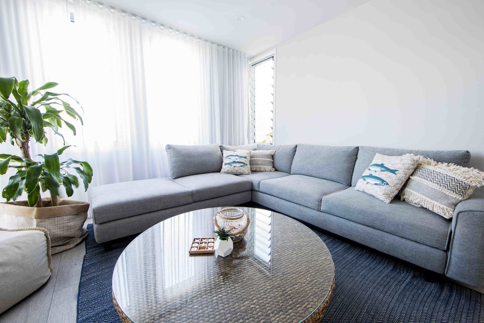 Стильный дизайн: изолированная гостиная комната среднего размера в морском стиле с белыми стенами, деревянным полом, мультимедийным центром и серым полом - последний тренд