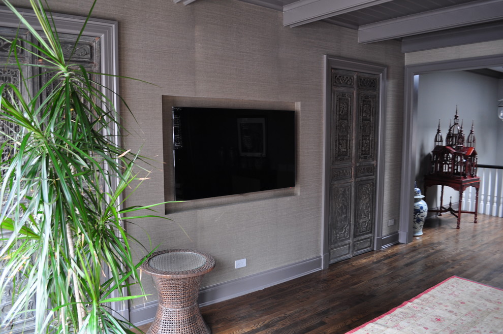 Источник вдохновения для домашнего уюта: большая открытая гостиная комната в викторианском стиле с серыми стенами, телевизором на стене, темным паркетным полом и коричневым полом без камина