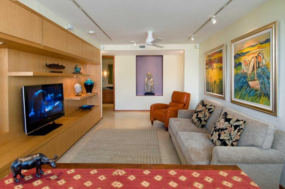 Источник вдохновения для домашнего уюта: изолированная гостиная комната среднего размера в современном стиле с бежевыми стенами, телевизором на стене, полом из травертина и ковром на полу
