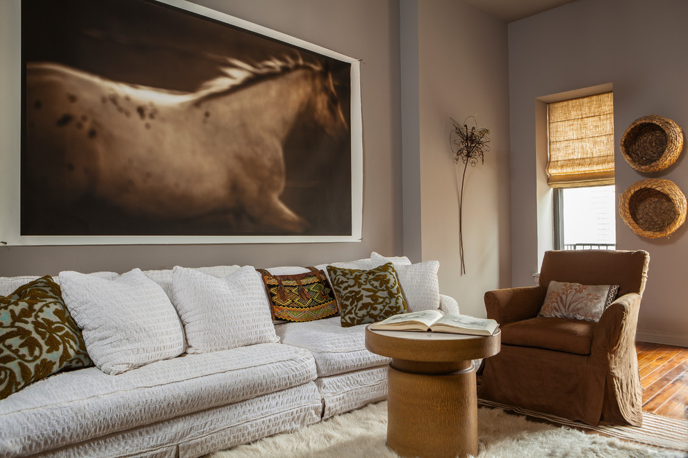 Immagine di un piccolo soggiorno design chiuso con pareti grigie, parquet chiaro, nessun camino e nessuna TV