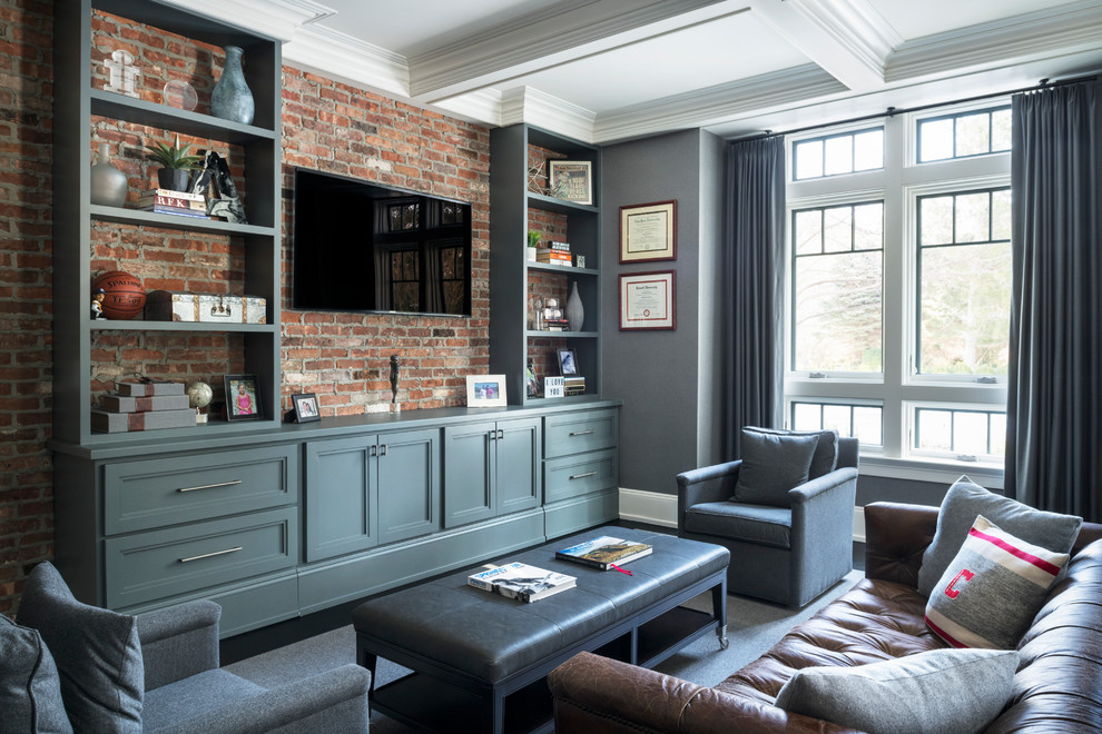 На фото: гостиная комната в морском стиле с серыми стенами и телевизором на стене