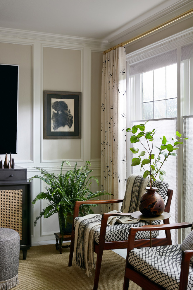 Esempio di un soggiorno tradizionale di medie dimensioni con pareti beige, pavimento in marmo e TV a parete