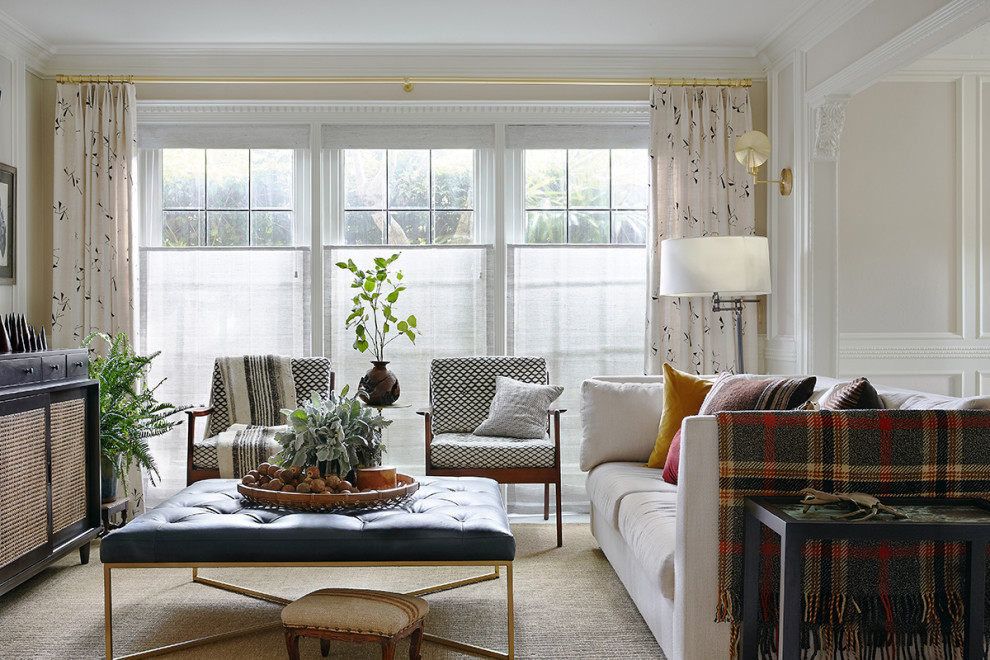 Inspiration pour une salle de séjour traditionnelle de taille moyenne avec un mur beige, un sol en marbre et un téléviseur fixé au mur.