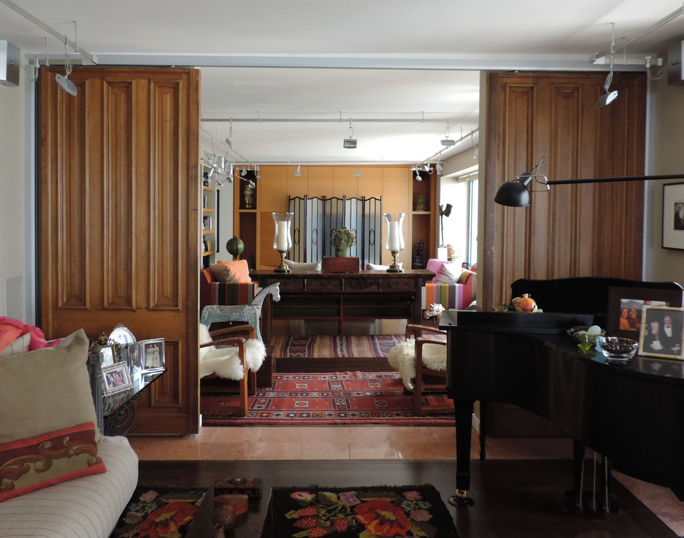 Пример оригинального дизайна: гостиная комната в классическом стиле с бежевыми стенами и темным паркетным полом без камина, телевизора