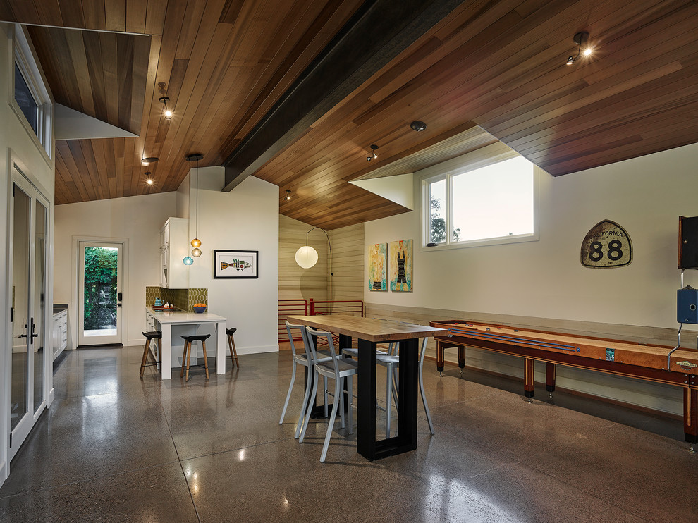 Landhausstil Wohnzimmer mit weißer Wandfarbe, Betonboden und braunem Boden in San Francisco